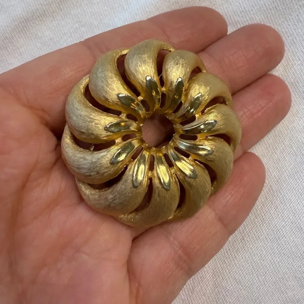 Vintage 1980s Golden Trifari Brooch